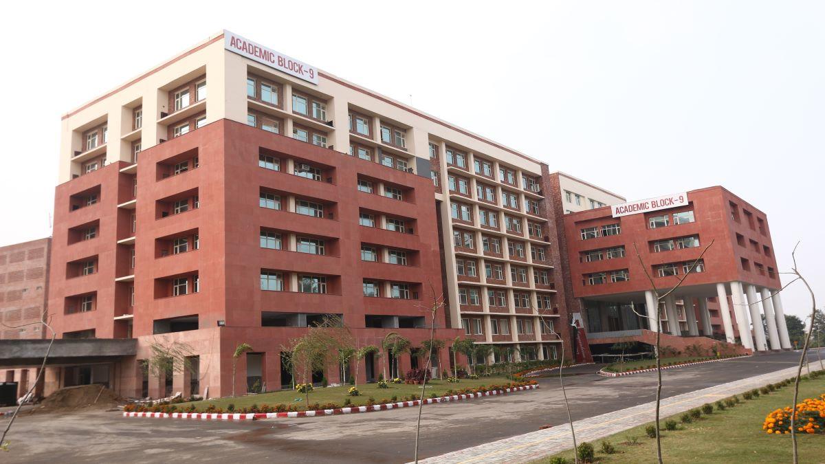 चंडीगढ़ यूनिवर्सिटी 21 विशेष क्षेत्रों में पीएच.डी प्रोग्राम ऑफर करती है. पीएच.डी प्रोग्राम में एडमिशन के लिए यूनिवर्सिटी सीयू पीएच.डी एंट्रेंस टेस्ट आयोजित करती है.