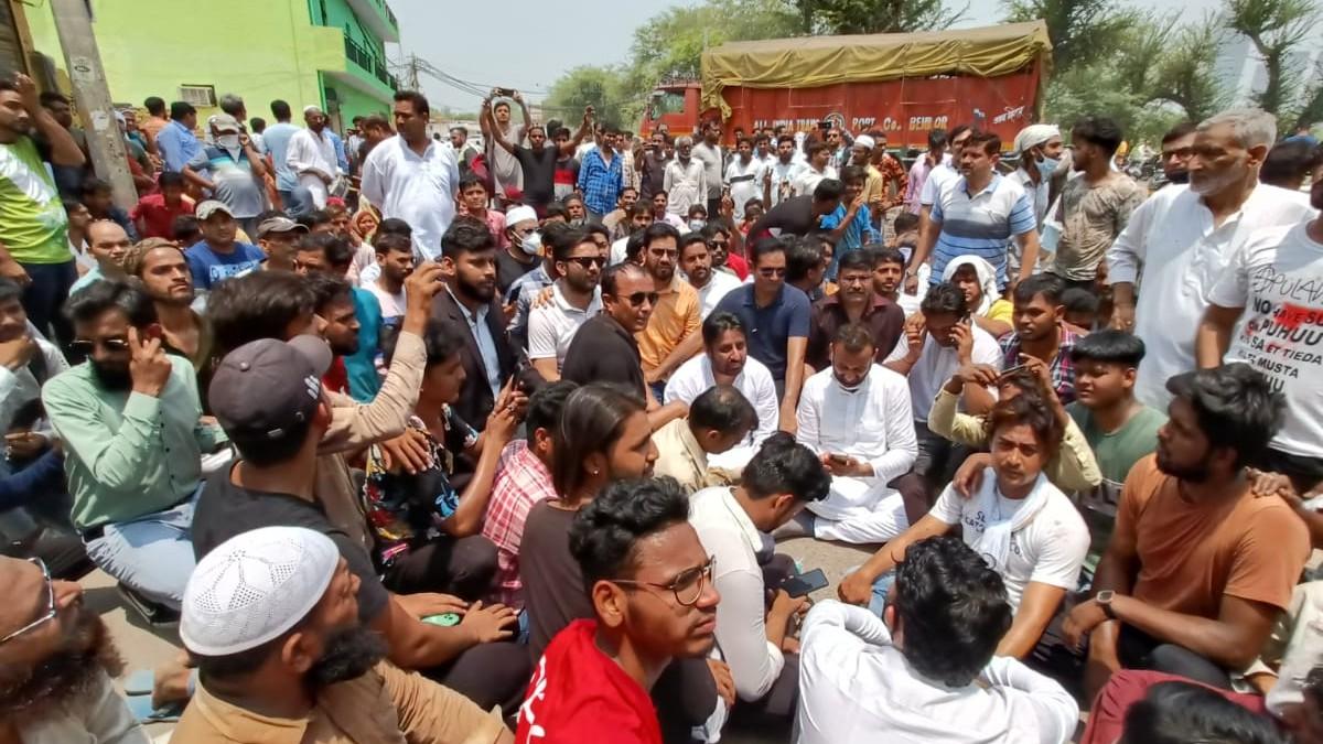 एमसीडी की कार्रवाई के खिलाफ विरोध प्रदर्शन करते लोग