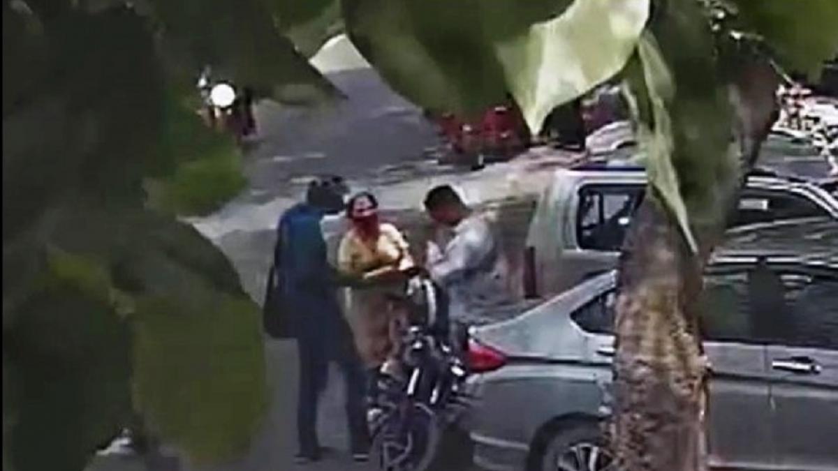 महिला के कंगन ले उड़े चोर