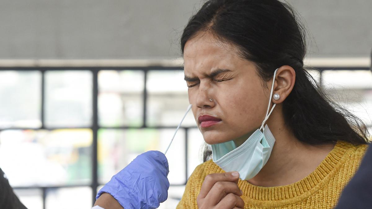 दिल्ली, महाराष्ट्र, यूपी, केरल समेत 6 राज्यों में 100 से ज्यादा नए केस सामने आए हैं. (फाइल फोटो-PTI)