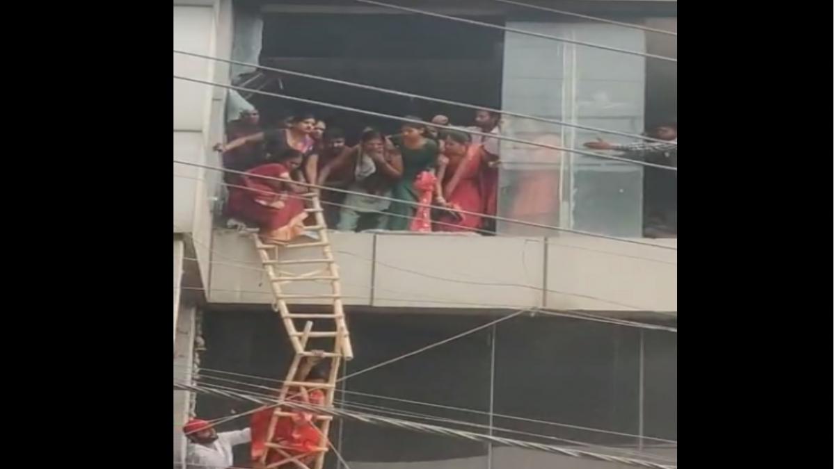 हादसे के वक्त कई लोगों ने बिल्डिंग से कूद कर बचाई थी जान (फाइल फोटो)