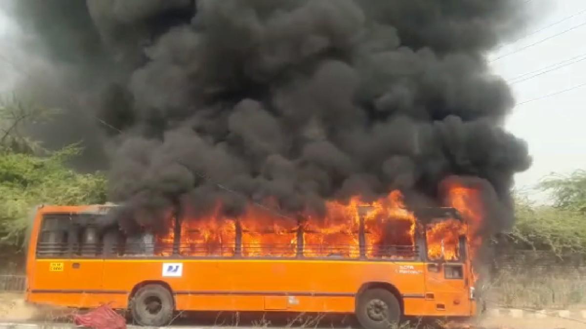 दिल्ली की सड़क पर आग का गोला बनी क्लस्टर बस, रूट नंबर 243 पर हुआ हादसा