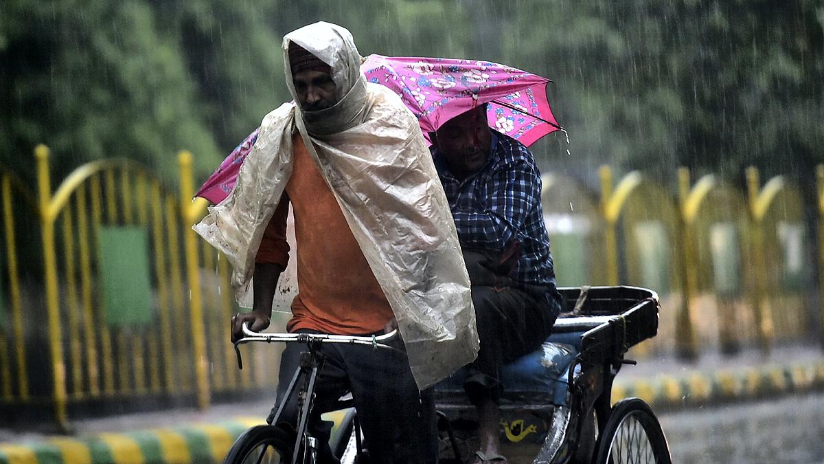 Delhi NCR Thunderstorm: दिल्ली-एनसीआर में 23 मई 2022 की सुबह 5.40 से अगले करीब साढ़े तीन घंटे तेज तूफान के साथ बारिश हुई. (फोटोः PTI)