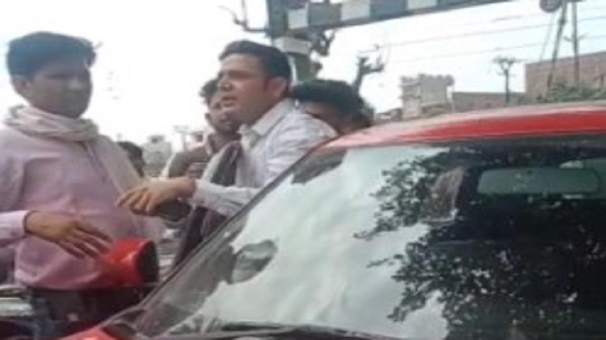 चालान कटने पर भड़क उठा डॉक्टर