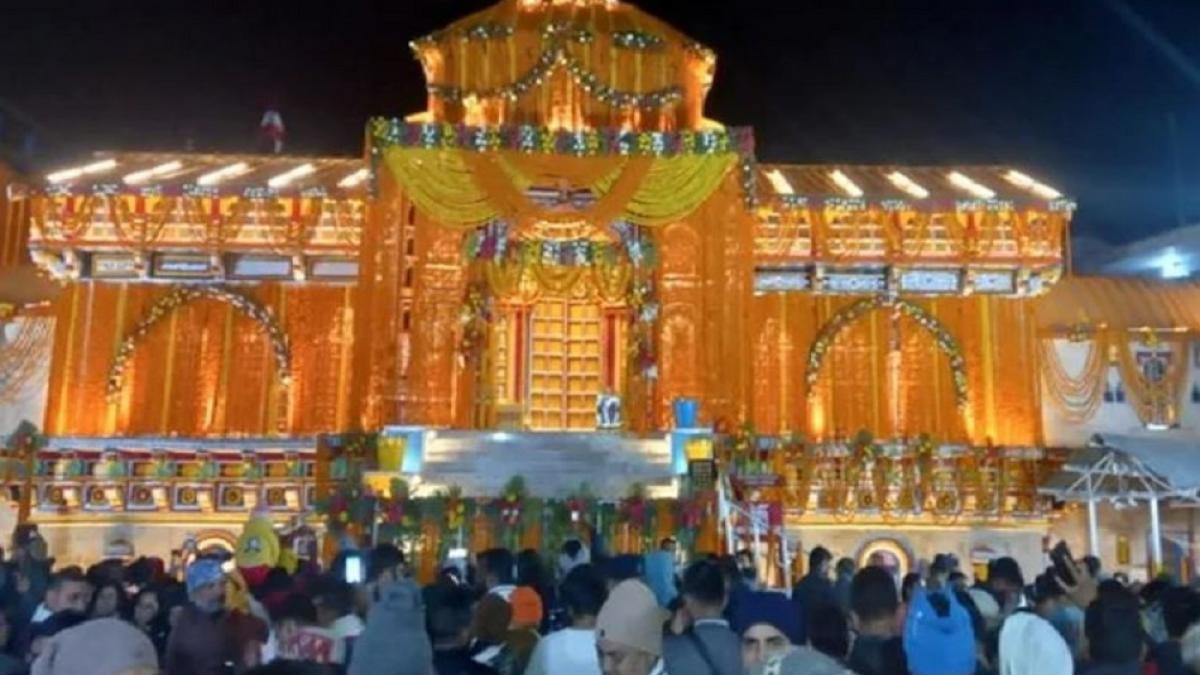 केदारनाथ में भारी भीड़, रास्ते में फंसे कई लोग