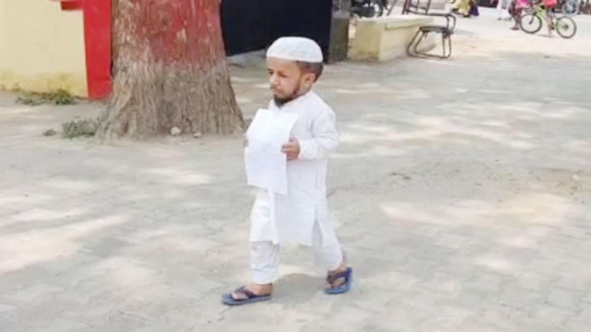  शादी के लिए हाथ में पोस्टर लेकर पैदल SHO के पास पहुंचा अजीम मंसूरी