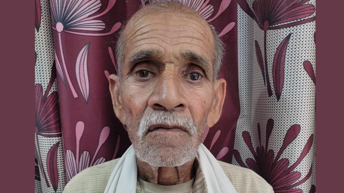 'साहब, मैं जिंदा हूं! लेखपाल ने मेरी जमीन किसी और को दे दी', बुजर्ग के दर्द ने DM को भी झकझोरा