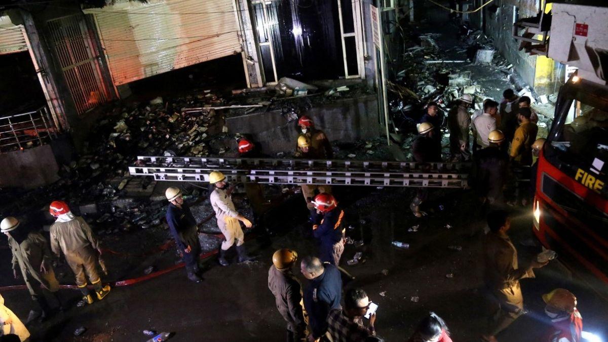 हादसे के बाद रेस्क्यू करती फायर ब्रिगेड की टीम