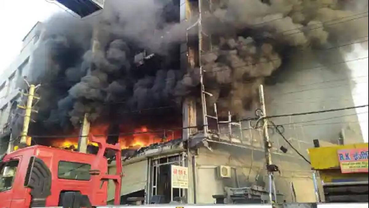 दिल्ली के मुंडका इलाके में आग लगी.