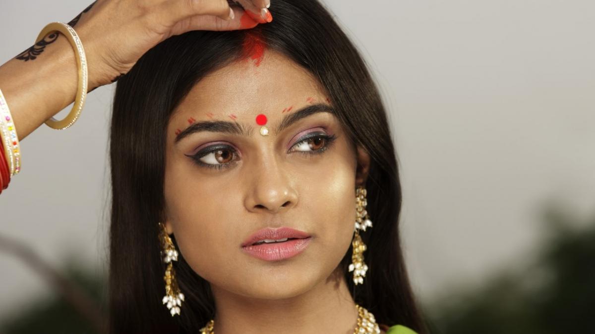 एक महिला ने इंस्टाग्राम के वीडियो में सिंदूर के फायदे बताए थे और सिंदूर को महिलाओं के सेक्शुअल ड्राइव से जोड़ा था. इसके बाद लोगों ने महिला की आलोचना शुरू कर दी. सांकेतिक फोटो (Getty) 