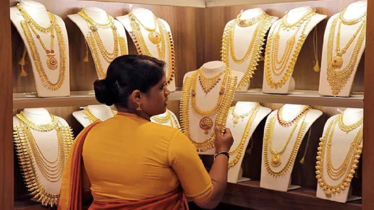 Gold Price Today: सोने-चांदी की कीमतों में मामूली बदलाव, चेक करें आज कितने में बिक रहा Gold-Silver