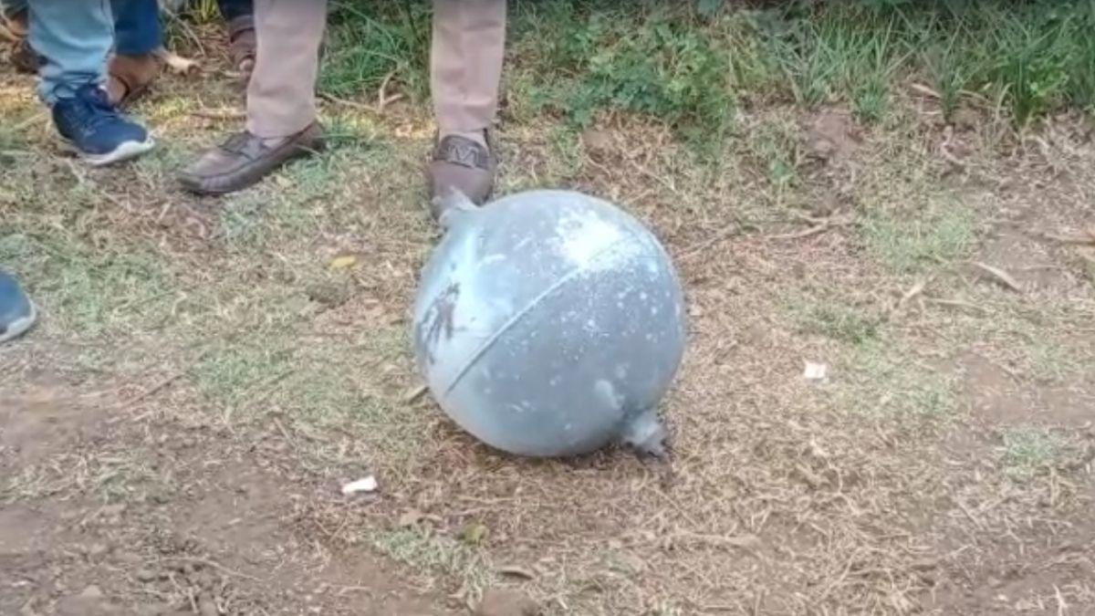 आसमान से गिरी गोले जैसी अंजान चीज. 