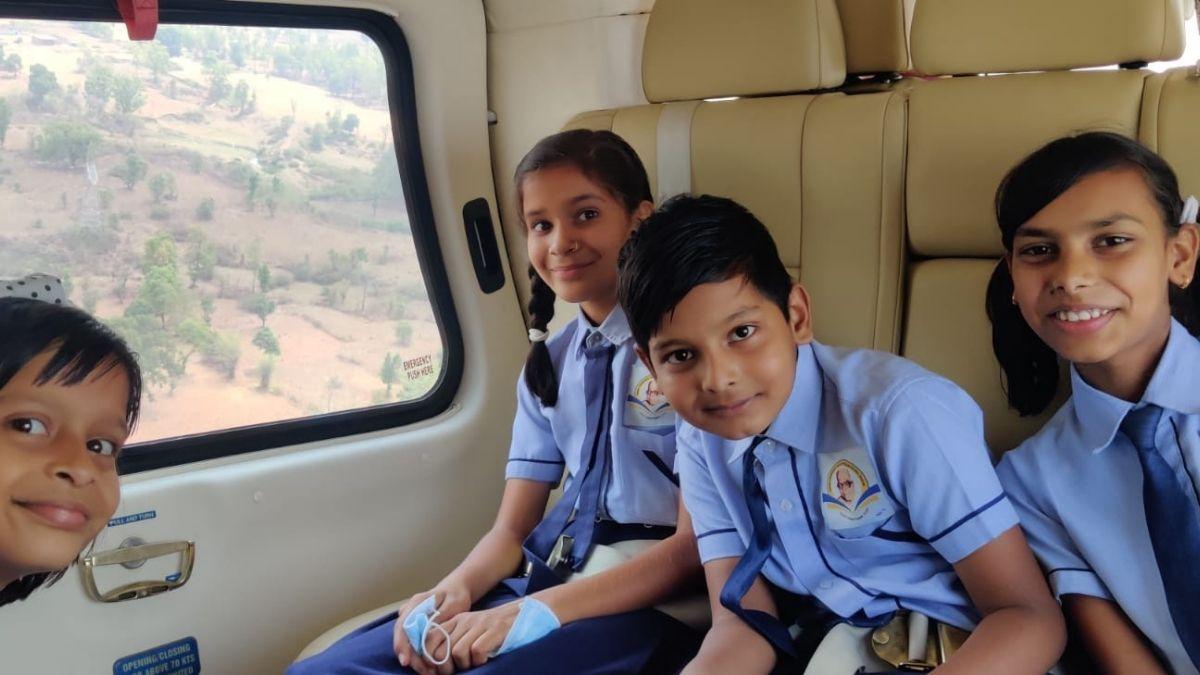 मुख्यमंत्री ने बच्चों को कराई हेलिकॉप्टर की सैर.