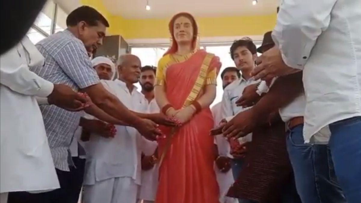 कोरोना योद्धा की लगाई गई प्रतिमा.