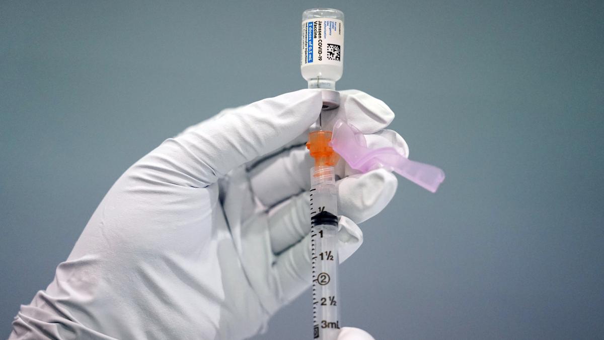 अमेरिका में करीब 2 करोड़ लोगों को जॉनसन एंड जॉनसन की वैक्सीन लग चुकी है. (फाइल फोटो-AP/PTI)