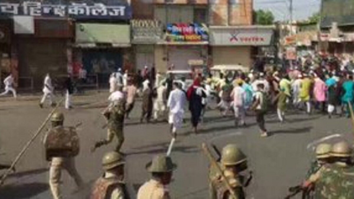 जोधपुर में पत्थरबाजी के बाद भीड़ को खदेड़ती पुलिस