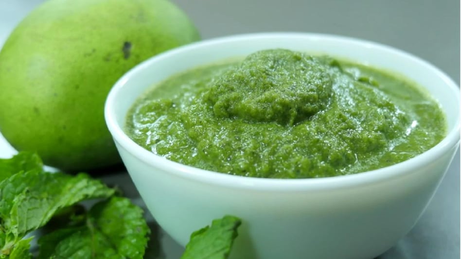 Chutney Recipe: कच्चे आम की खट्टी-मीठी चटनी बढ़ाएगी आपकी थाली का स्वाद, जानें आसान रेसिपी - Kacche Aam Ki Chutney in hindi How to make Spicy Mango Chutney summer special food lbsf -