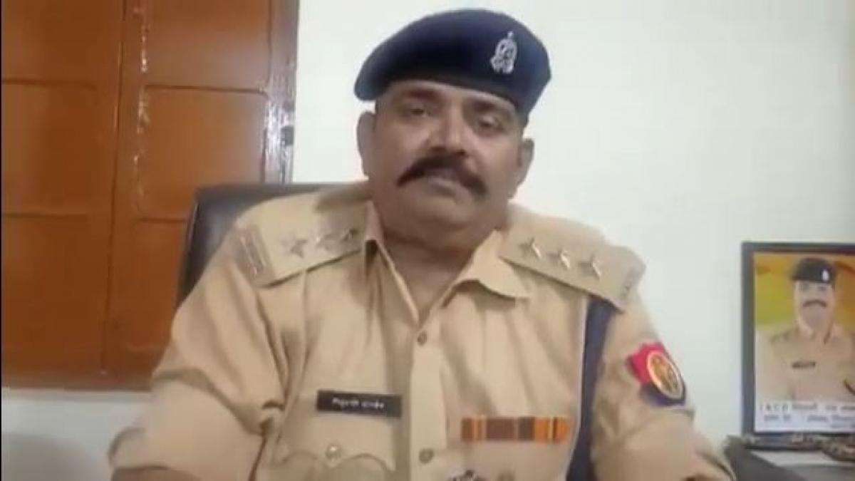 घटना को लेकर जानकारी देते पुलिस अधिकारी. 