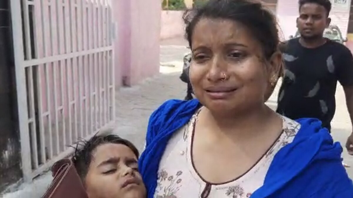 बच्चे को लेकर भटकती मां