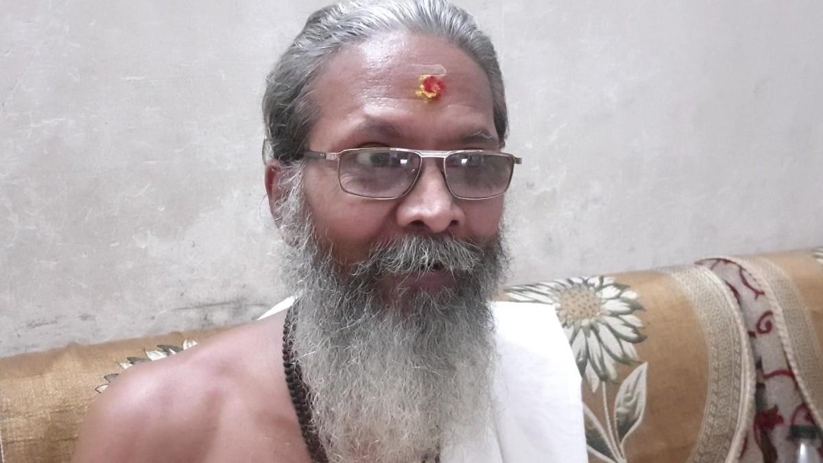 काशी करवत मंदिर के महंत पंडित गणेश शंकर उपाध्याय. 