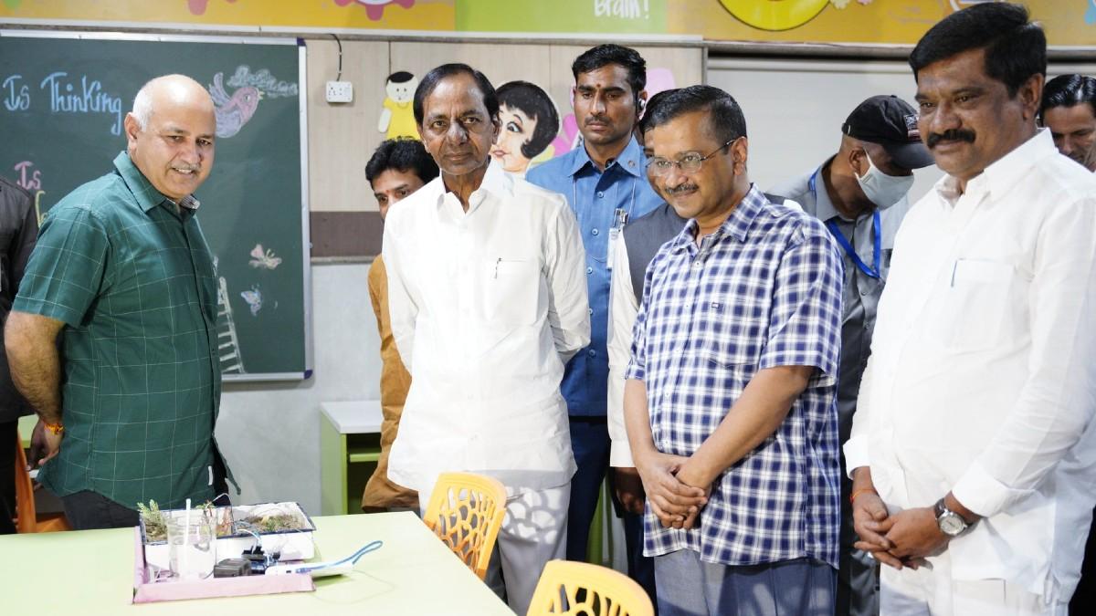 दिल्ली के मोहल्ला क्लीनिक का मुआयना करते तेलंगाना के सीएम केसीआर, साथ हैं अरविंद केजरीवाल और मनीष सिसोदिया.