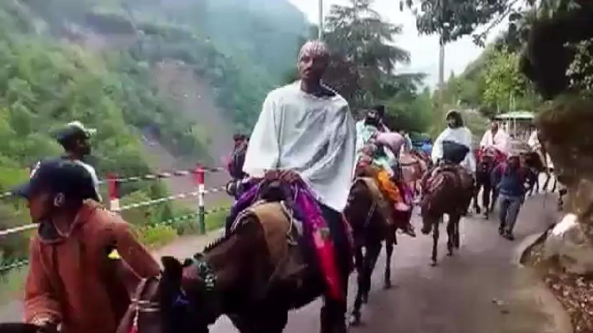 श्रद्धालु को धाम पहुंचाने में घोड़ा-खच्चर की होती अहम भूमिका. (फोटो:Aajtak)