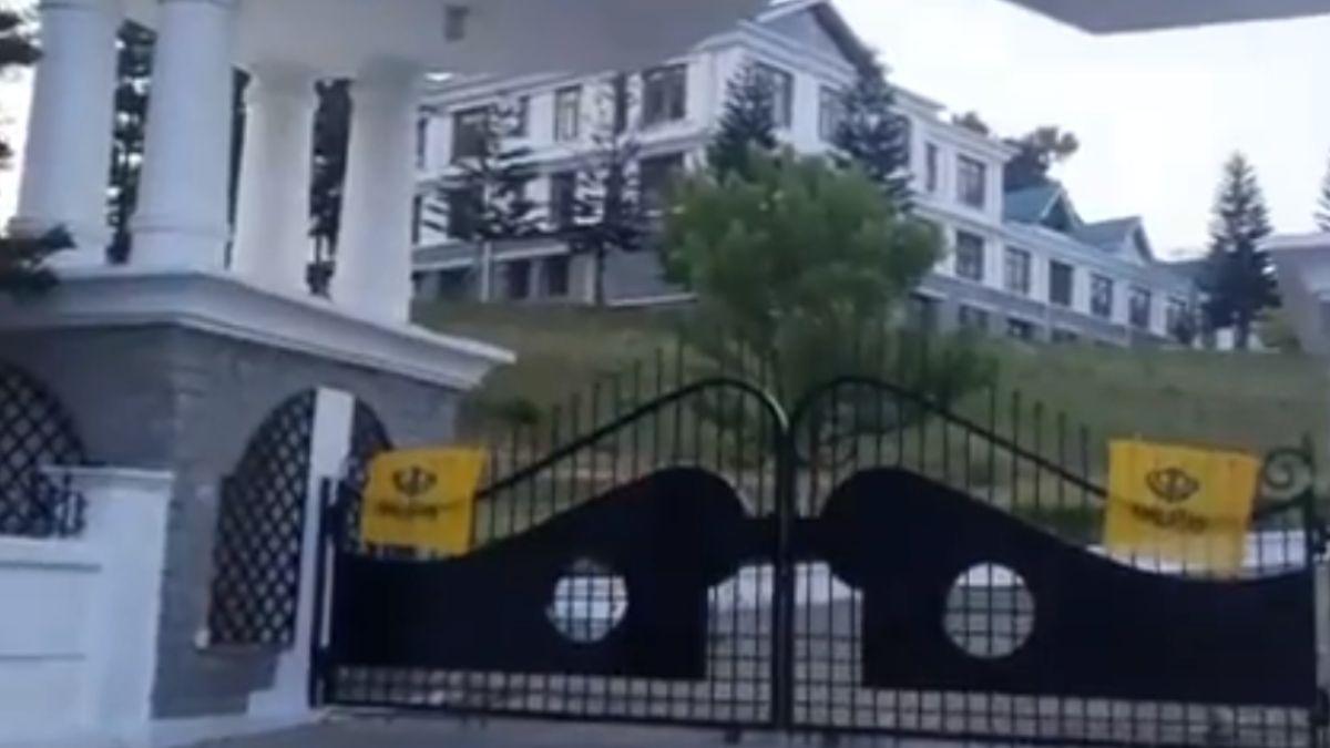 विधानसभा के गेट पर लगे खालिस्तान के झंडे