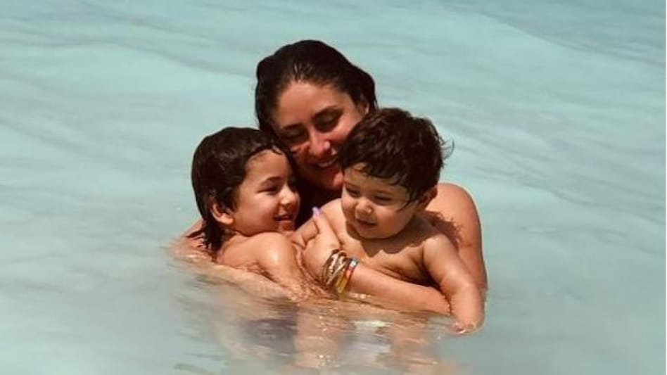 Mother's Day: नन्हे तैमूर-जेह संग Kareena Kapoor की पूल में मस्ती, बेटों संग बॉन्डिंग देख फैंस बोले- माशाल्लाह - Kareena Kapoor Khan shares Adorable Pool photo With Taimur and Jeh on Mother