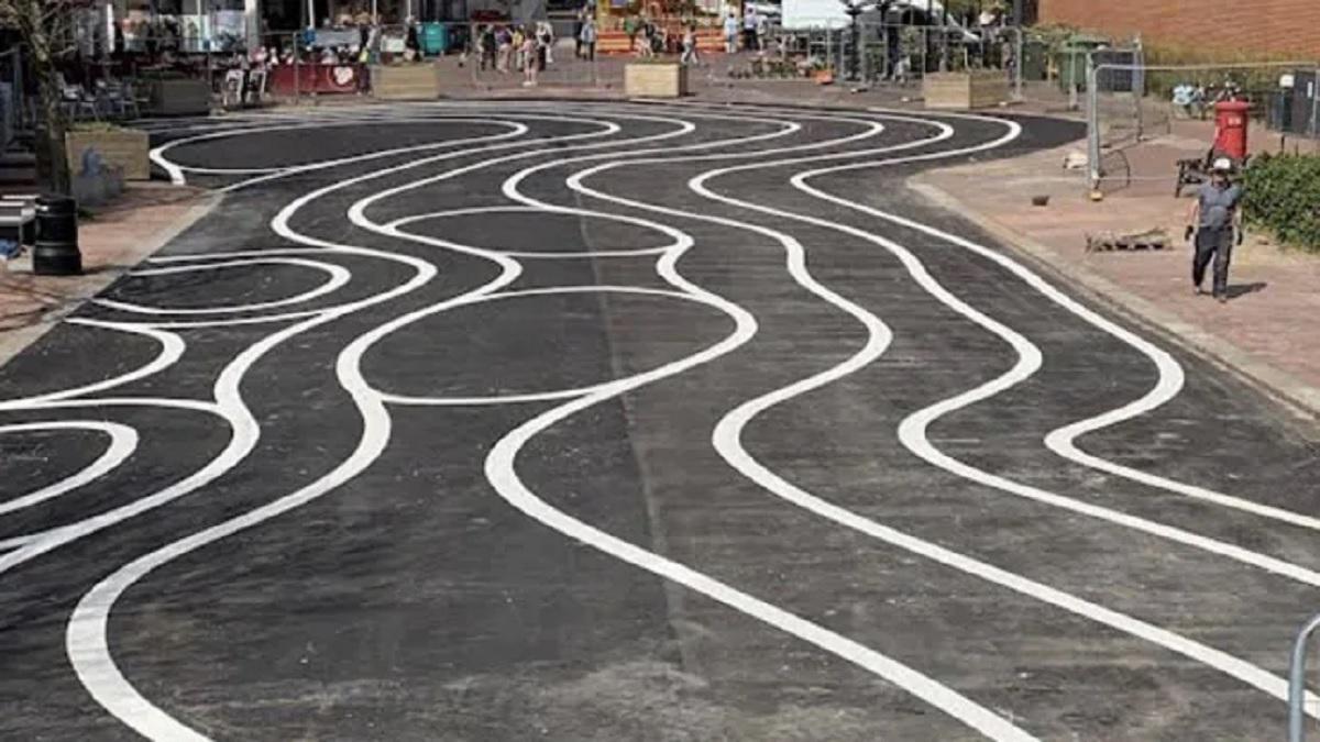 इन सफेद लहरदार लाइनों को लेकर लोग नाराज हैं (Photo- Linemarkingsltd/Twitter)