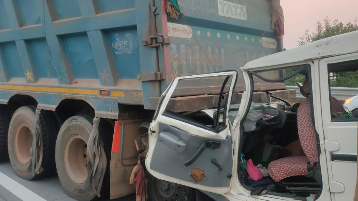 यमुना एक्सप्रेसवे पर बड़ा हादसा, ट्रक में घुसी बोलेरो, 5 की मौत