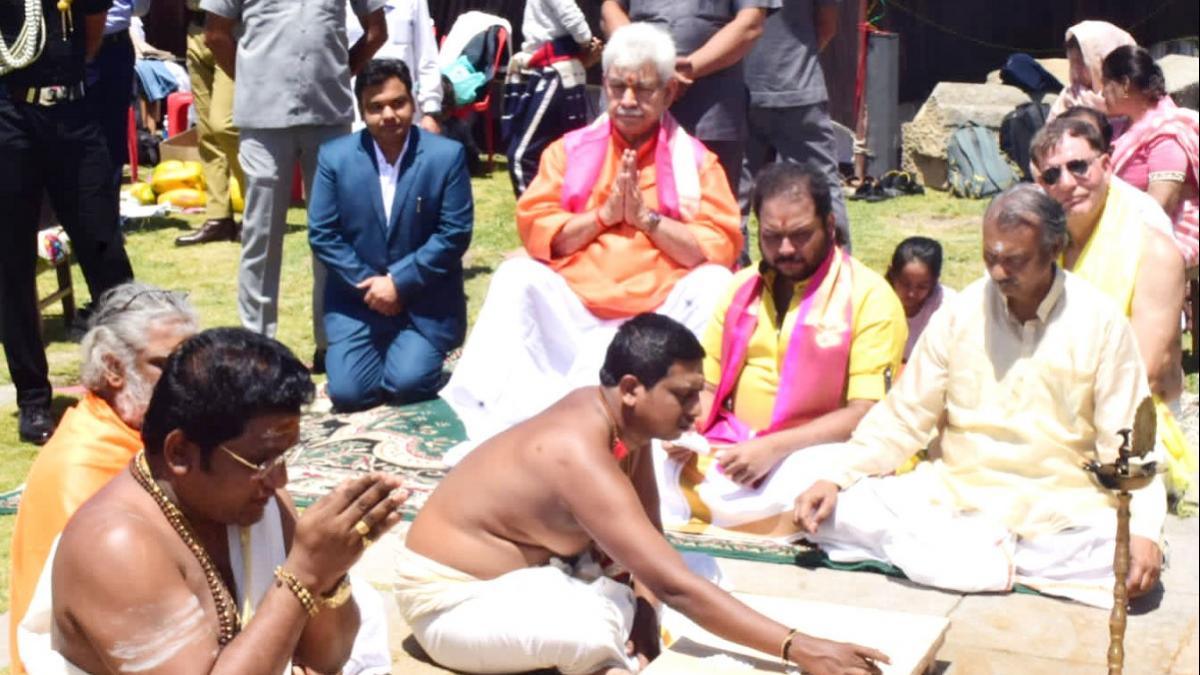 J-K के LG मनोज सिन्हा ने मार्तंड सूर्य मंदिर में नवग्रह अष्टमंगलम पूजा में भाग लिया था.