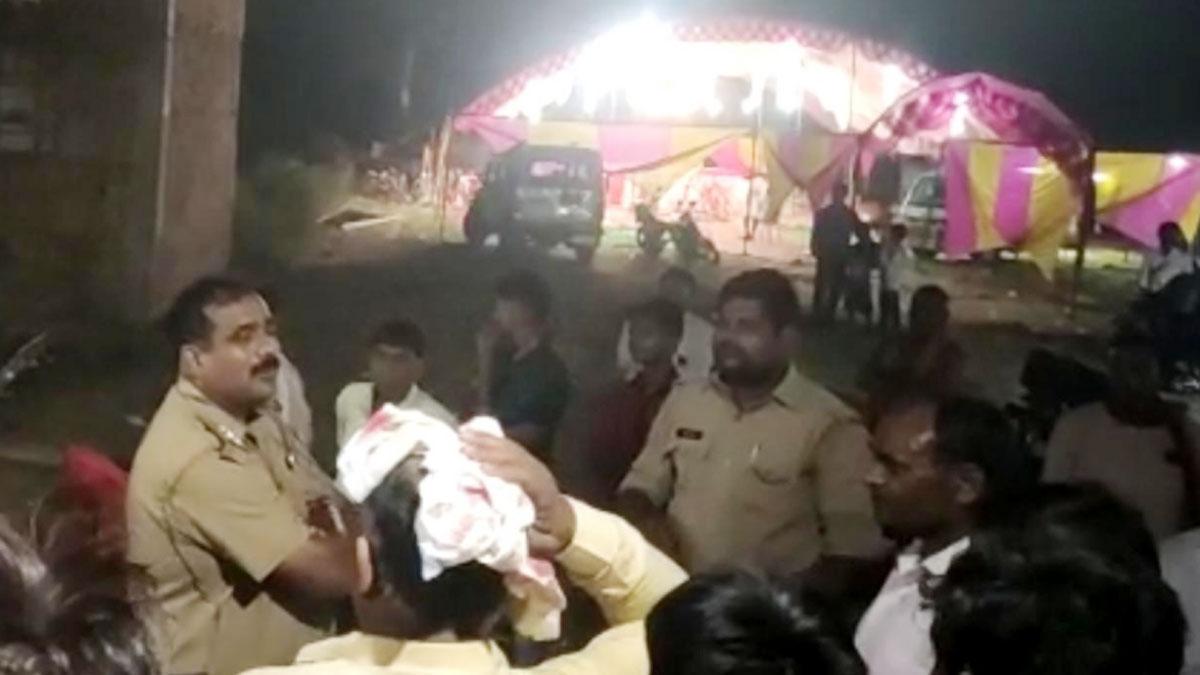 ग्रामीणों ने बारातियों को पीटा (फोटो- आजतक)