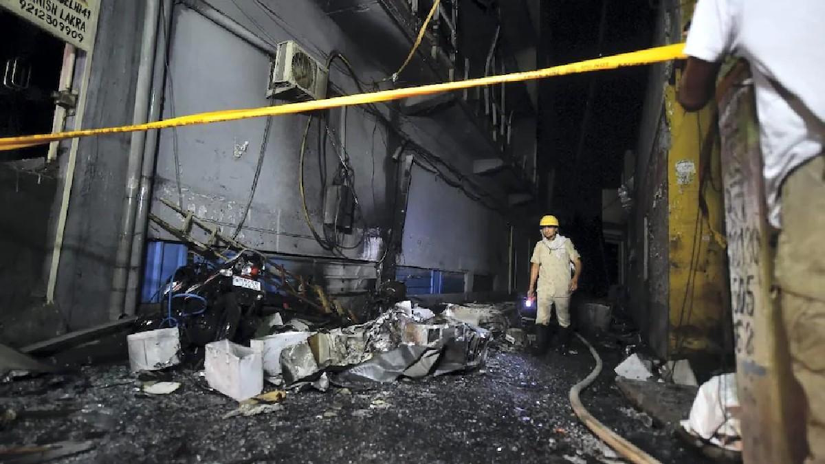 दिल्ली के मुंडका में हुए हादसे का बाद इमारत पूरी तरह से तबाह हो गई.