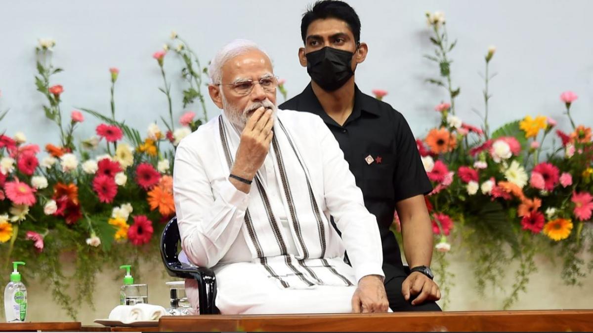 'जीवन कई बार ऐसे मोड़ पर लाकर खड़ा कर देता है, जब अचानक...', कोरोना से अनाथ हुए बच्चों से मिले PM मोदी