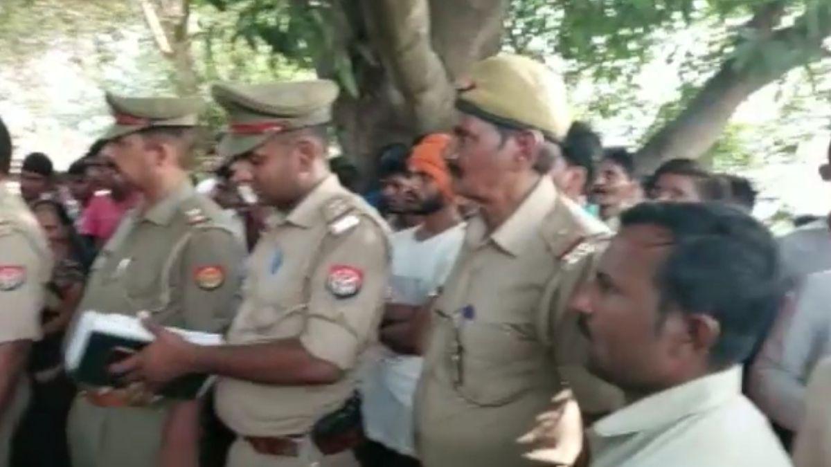 घटना को लेकर जांच करती पुलिस.