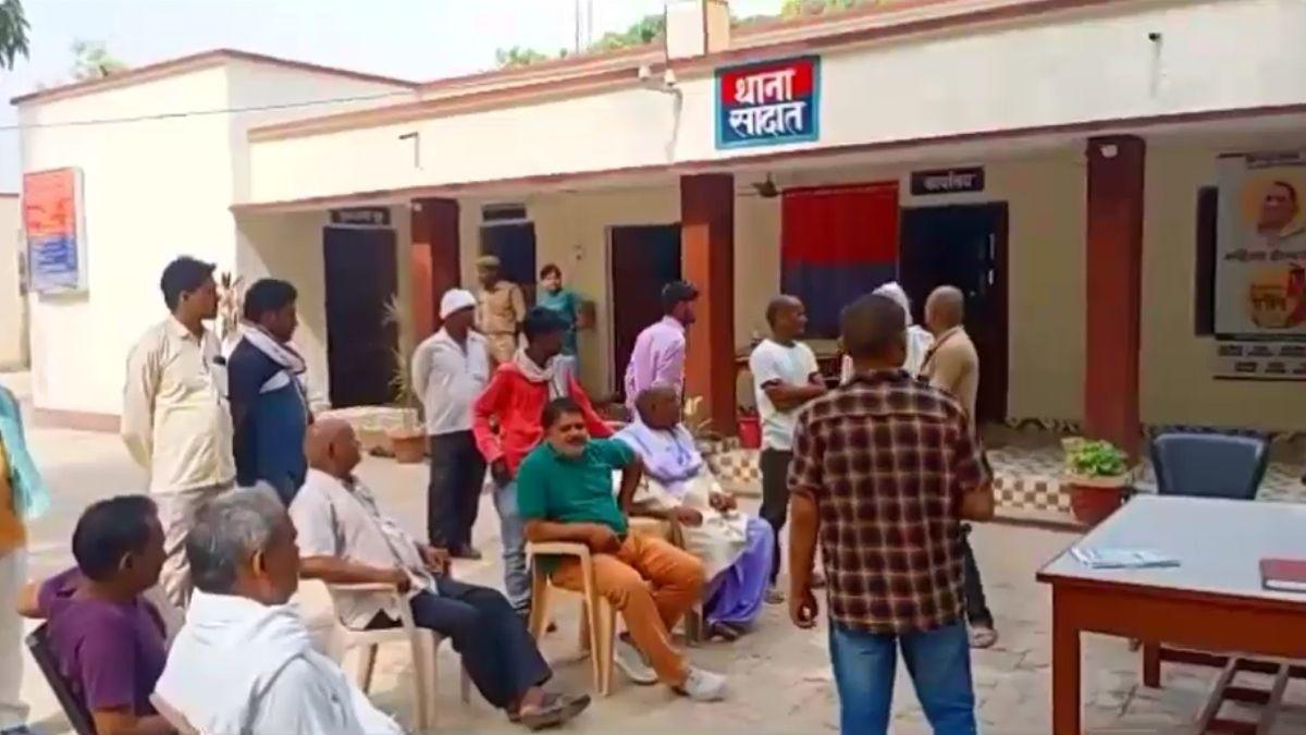 घटना के बाद थाने में पहुंचे लोग. 