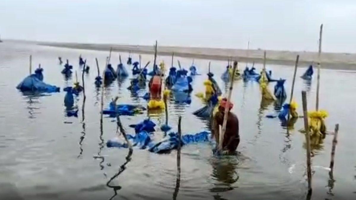 माफियाओं ने नदी में छिपाकर रखी थी शराब.