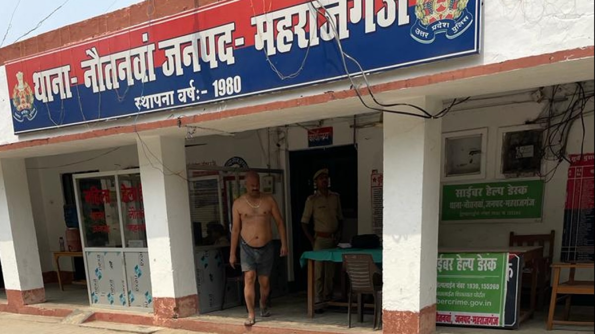 थाने में अंडरवियर पहनकर घूमता दीवान