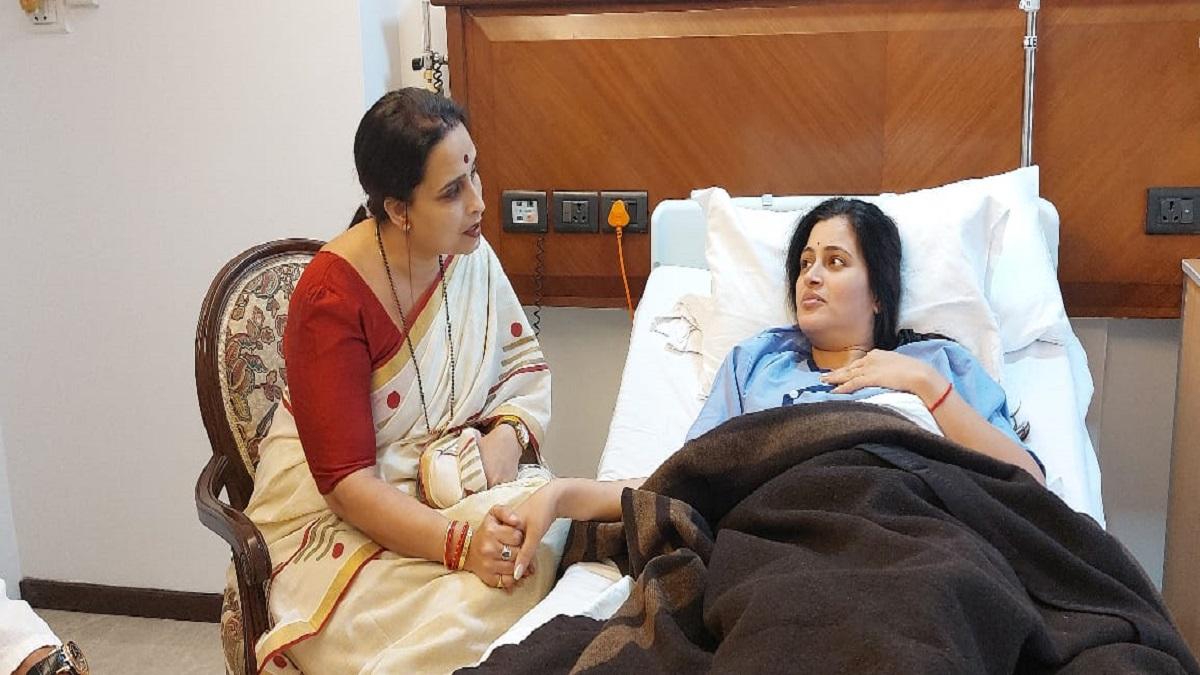 नवनीत राणा से मिलती हुईं बीजेपी नेता