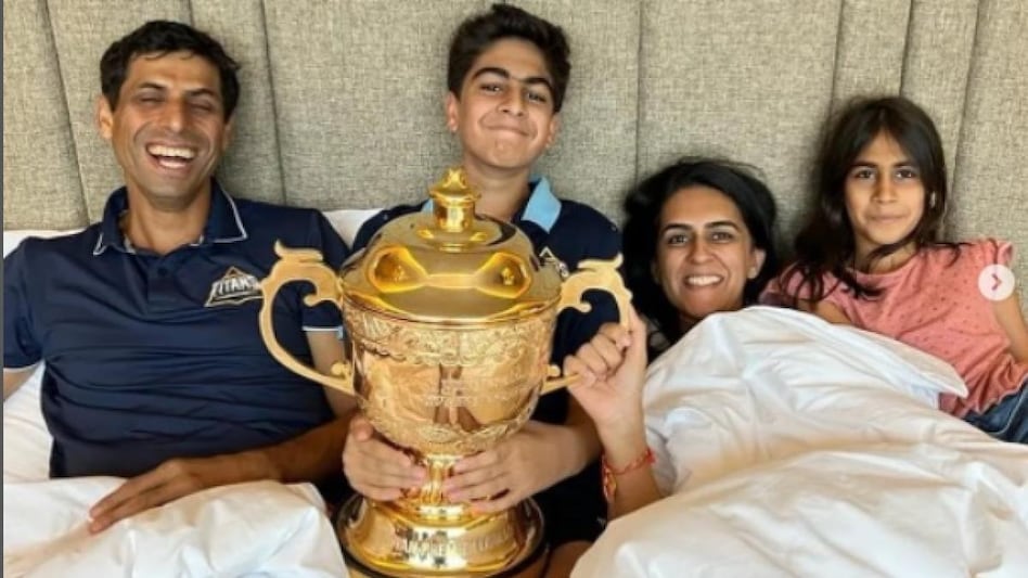 Ashish Nehra IPL 2022: IPL की सबसे जबरदस्त फोटो! ट्रॉफी लिए परिवार संग नज़र आए 'नेहरा जी' - Ashish nehra with family ipl 2022 trophy Gujarat titans Rushma Nehra tspo - AajTak
