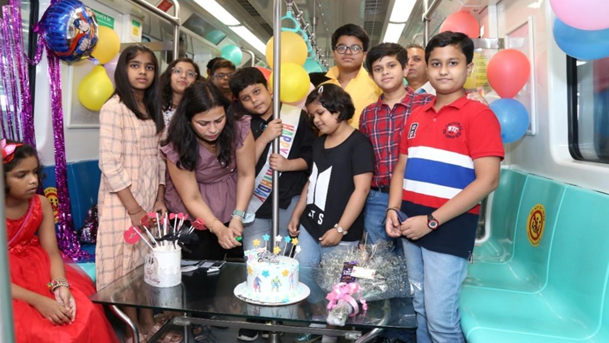 मेट्रो में हुआ बर्थडे सेलिब्रेशन