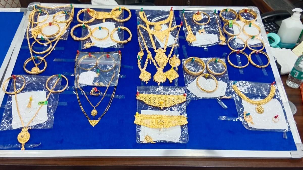 पुलिस ने आरोपियों के पास से कैश और गहनें बरामद किए.