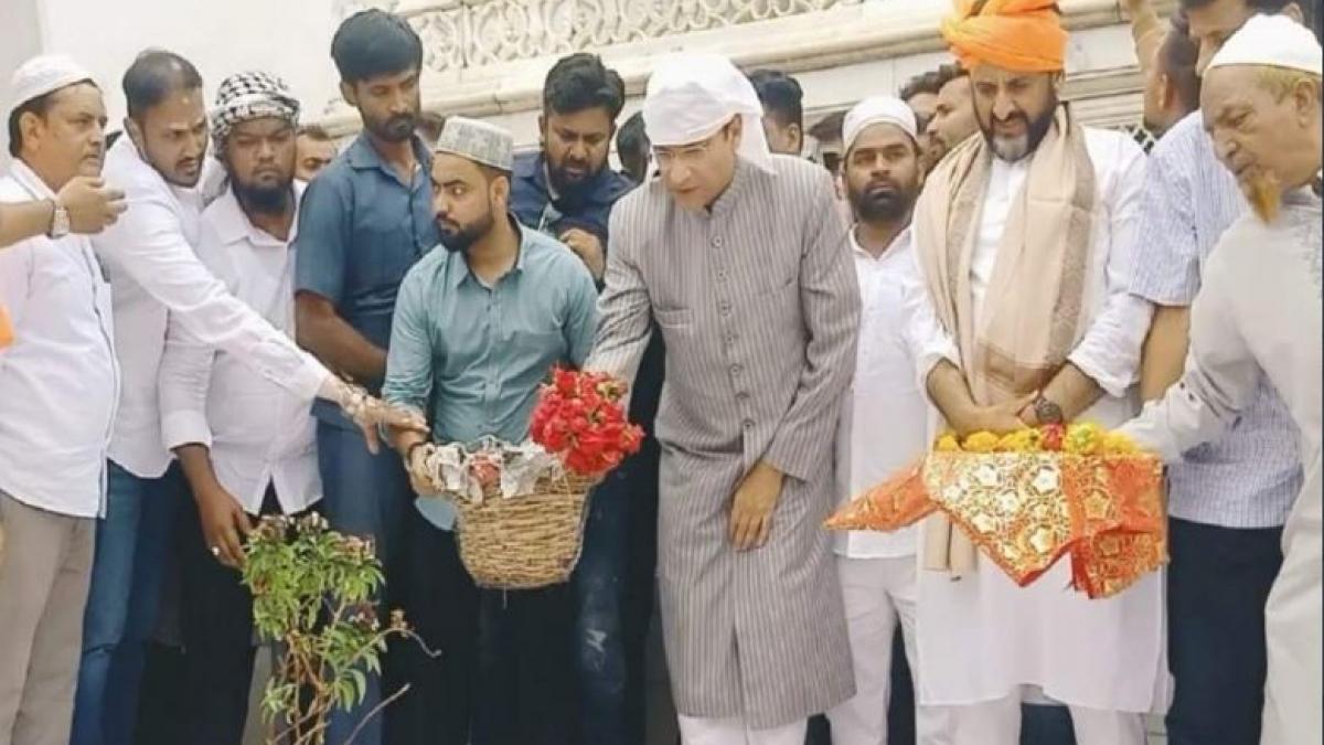 अकबरुद्दीन ओवैसी ने औरंगजेब की कब्र पर चढ़ाई चादर (फोटो-ट्विटर) 