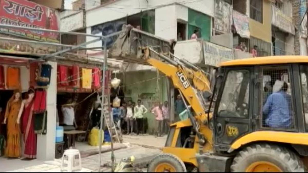 फतेहपुर में चला जिला प्रशासन का बुलडोजर