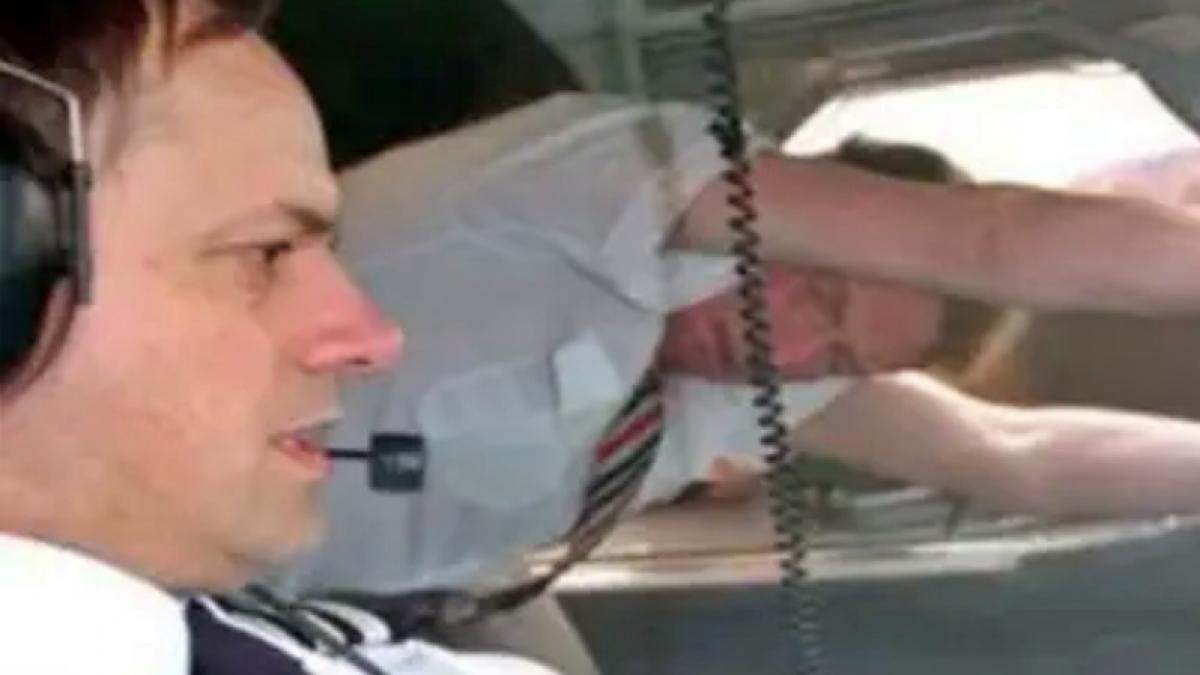 जब उड़ते विमान की खिड़कियां टूटीं, पायलट का पूरा शरीर निकला बाहर