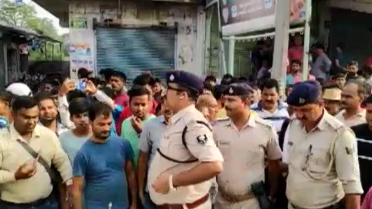 सूचना के बाद मौके पर जांच करने पहुंची पुलिस.