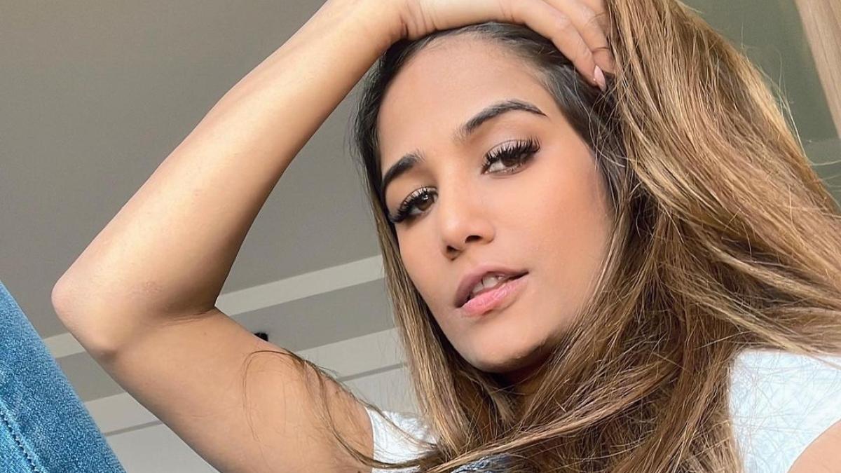 रोड पर आम खाती नजर आईं Poonam Pandey, यूजर्स ने सुनाई खरी-खोटी