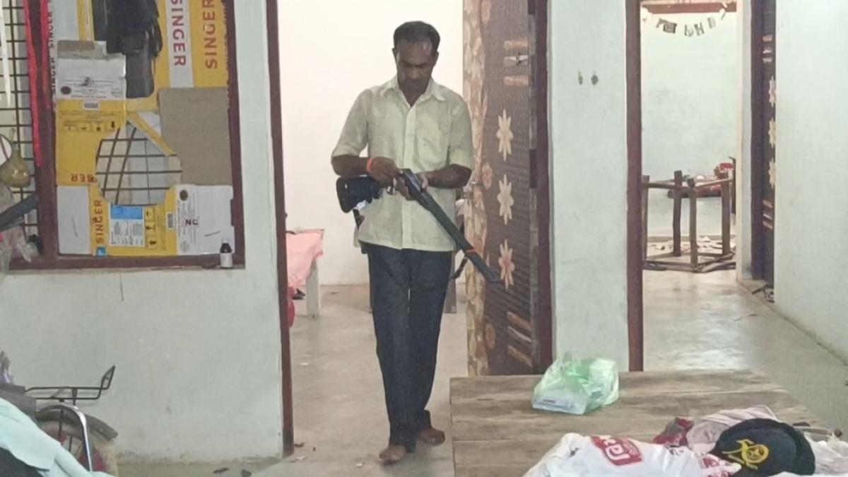 बंदूक लोड करता रिटायर जवान