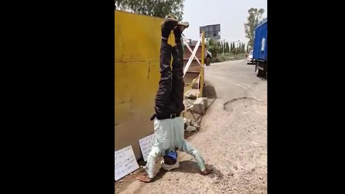 बागपत में रिटायर्ड फौजी ने किया विरोध प्रदर्शन