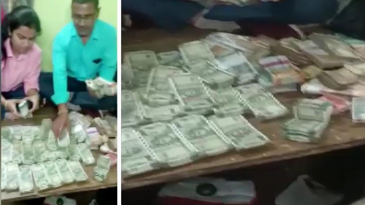 साइंटिस्ट के घर में नोट गिनती EOW की टीम.  